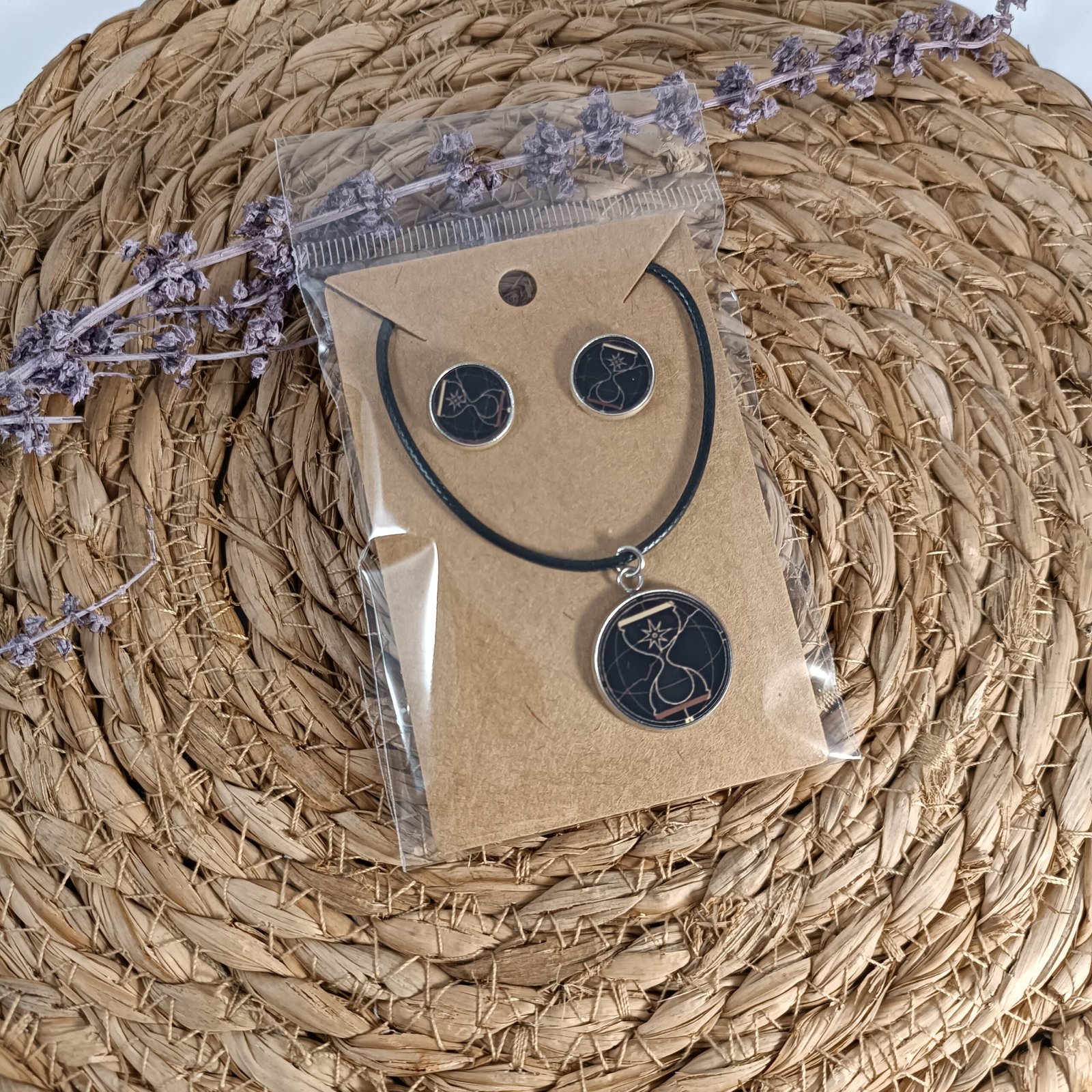 Colgante y pendientes ateez