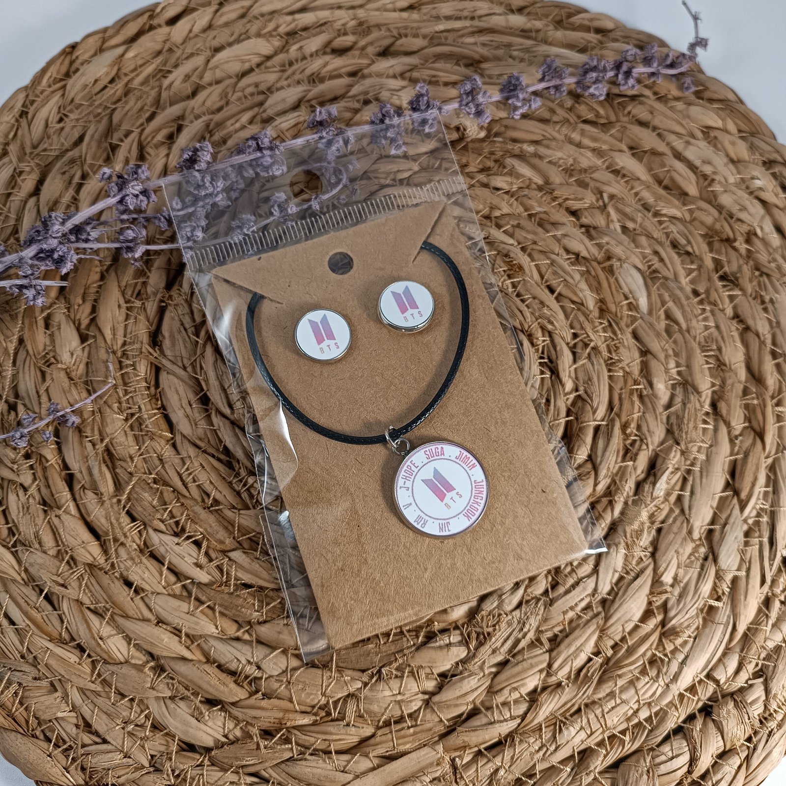 Colgante y pendientes BTS